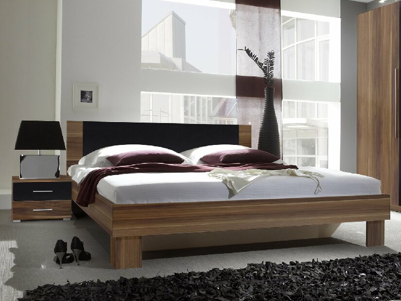 Manželská postel 180 cm Verwood Typ 52 (ořech + černá) (s noč. stolky)
